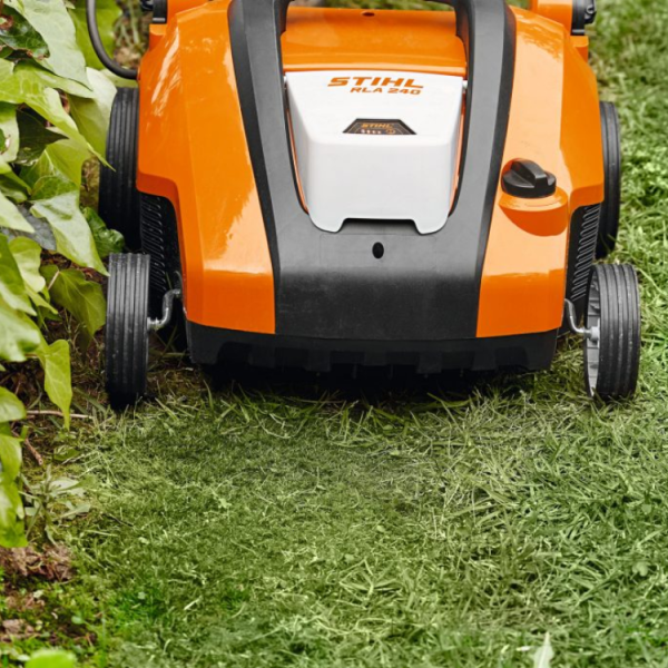 Scarificator de gazon cu acumulator si incarcator Stihl RLA 240