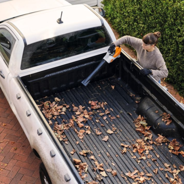 Suflanta de frunze cu acumulator si incarcator STIHL BGA 30