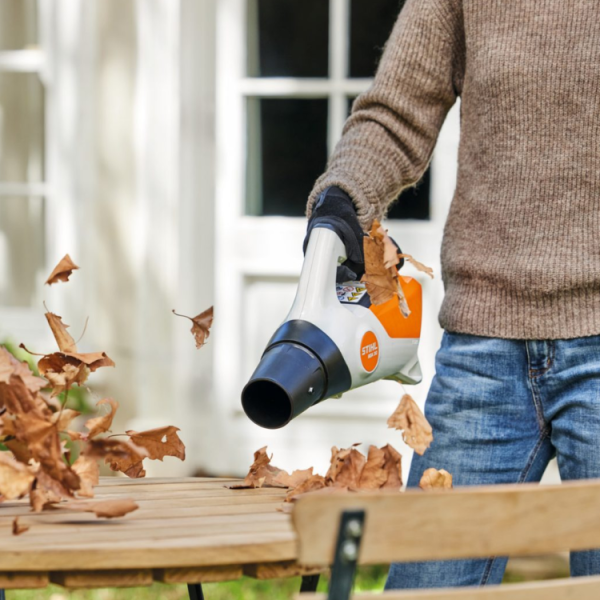 Suflanta de frunze cu acumulator si incarcator STIHL BGA 30