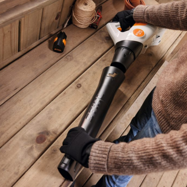 Suflanta de frunze cu acumulator si incarcator STIHL BGA 30